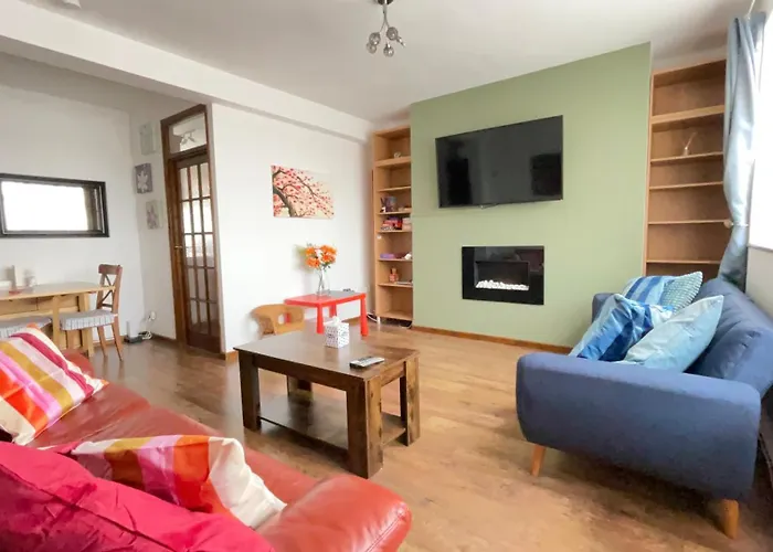 2 Bedrooms 2 Stations