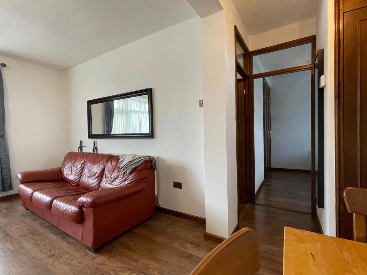 2 Bedrooms 2 Stations