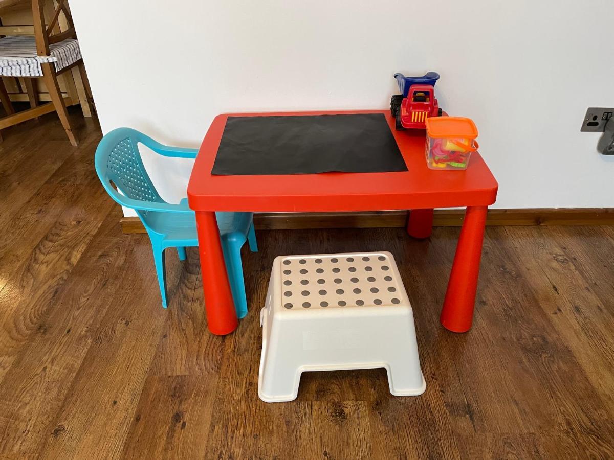 2 Bedrooms 2 Stations *