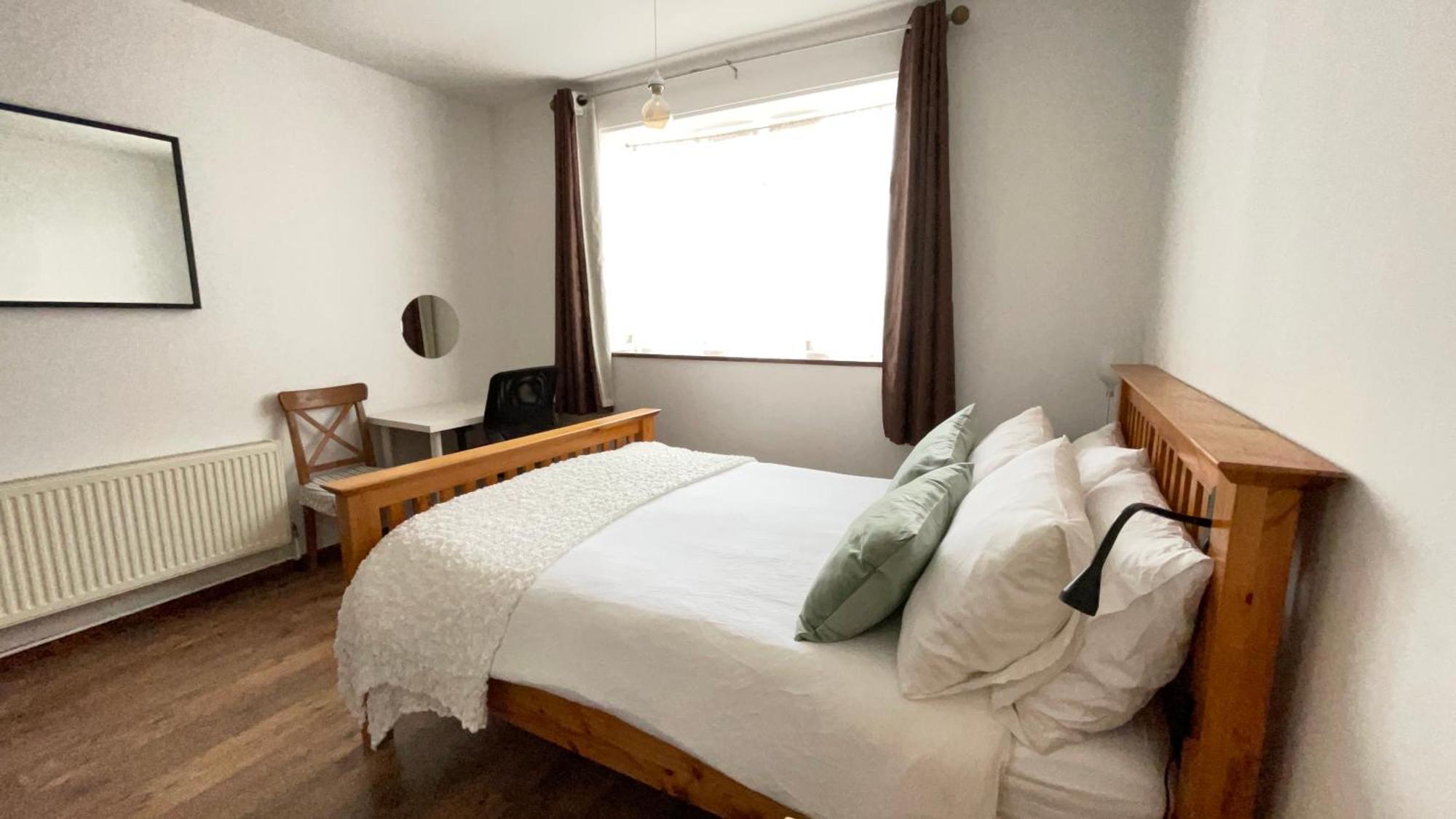2 Bedrooms 2 Stations Apartment London