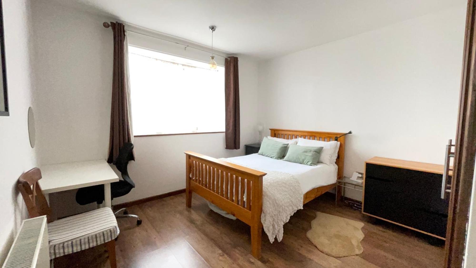 2 Bedrooms 2 Stations *
