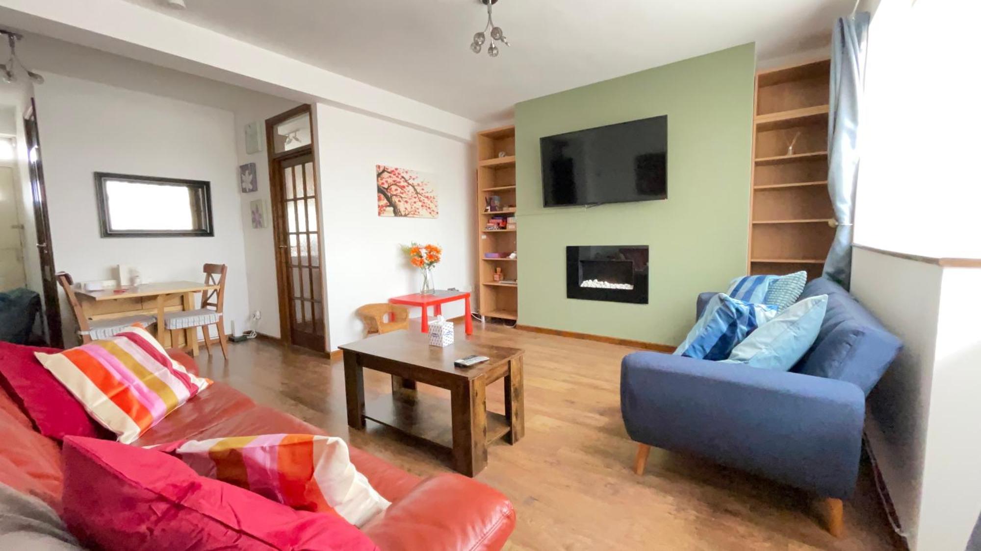 2 Bedrooms 2 Stations London