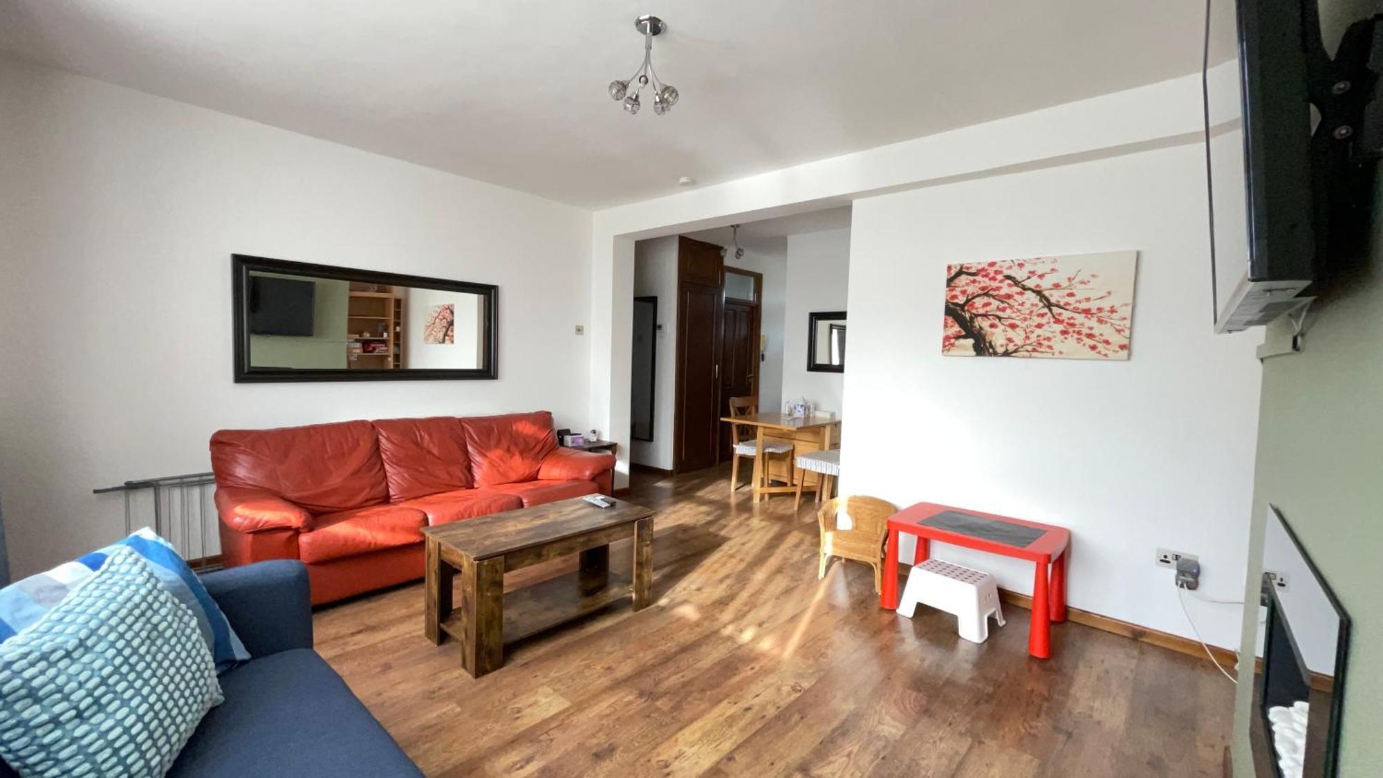 2 Bedrooms 2 Stations