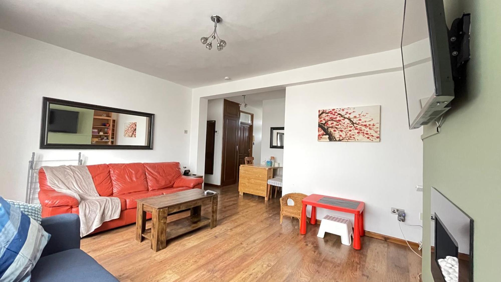 2 Bedrooms 2 Stations London