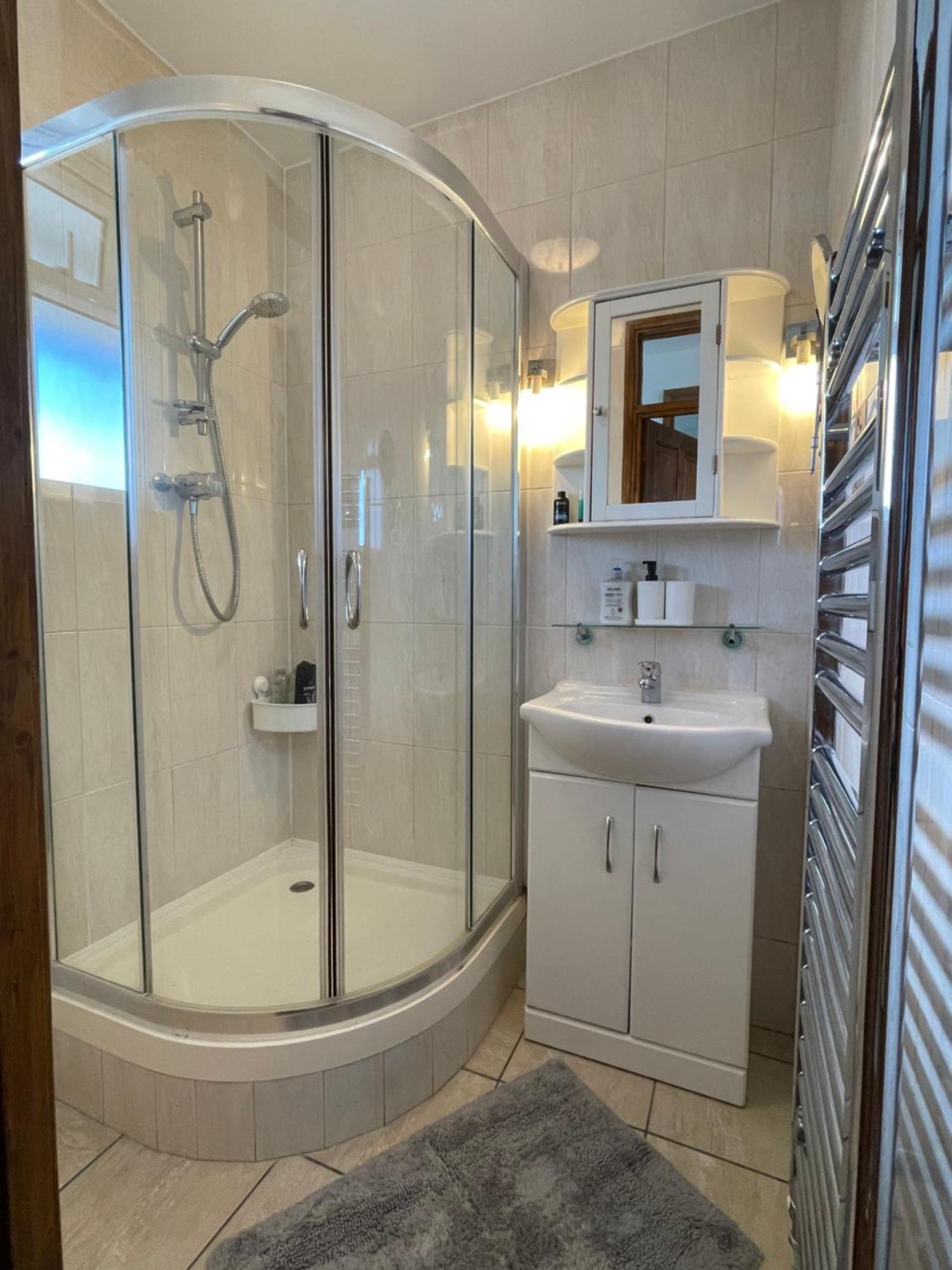 2 Bedrooms 2 Stations Apartment