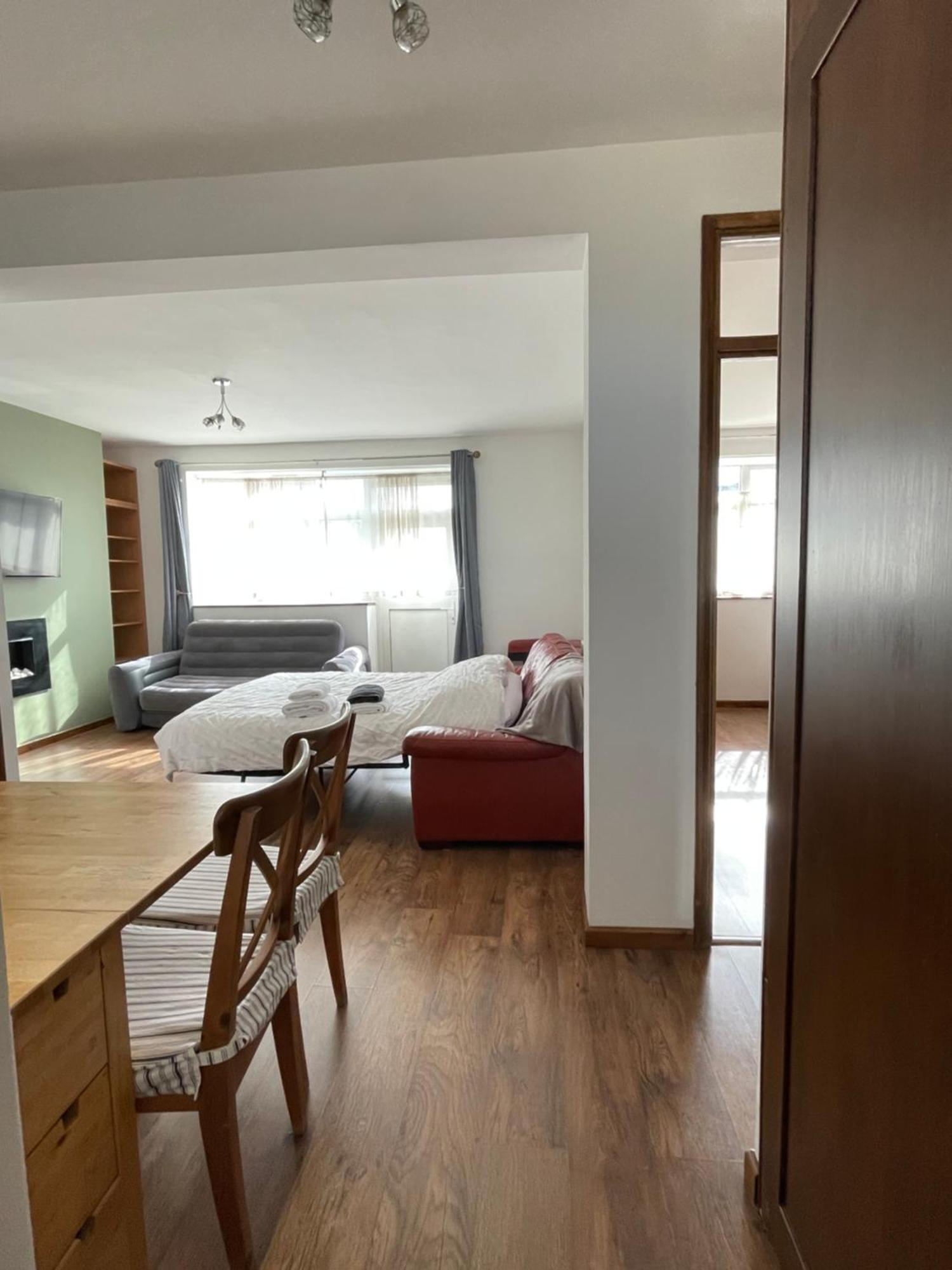 2 Bedrooms 2 Stations *
