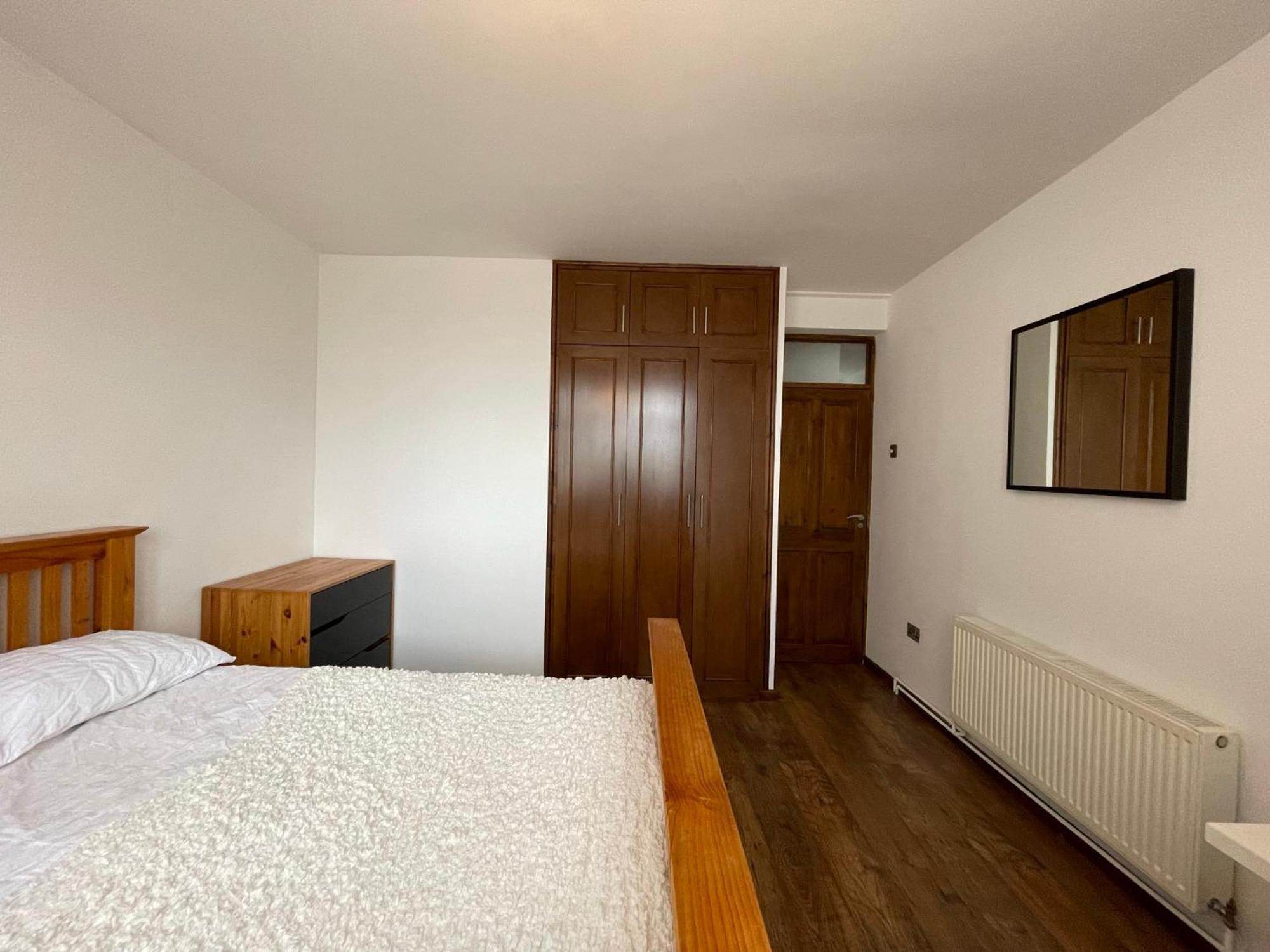 2 Bedrooms 2 Stations