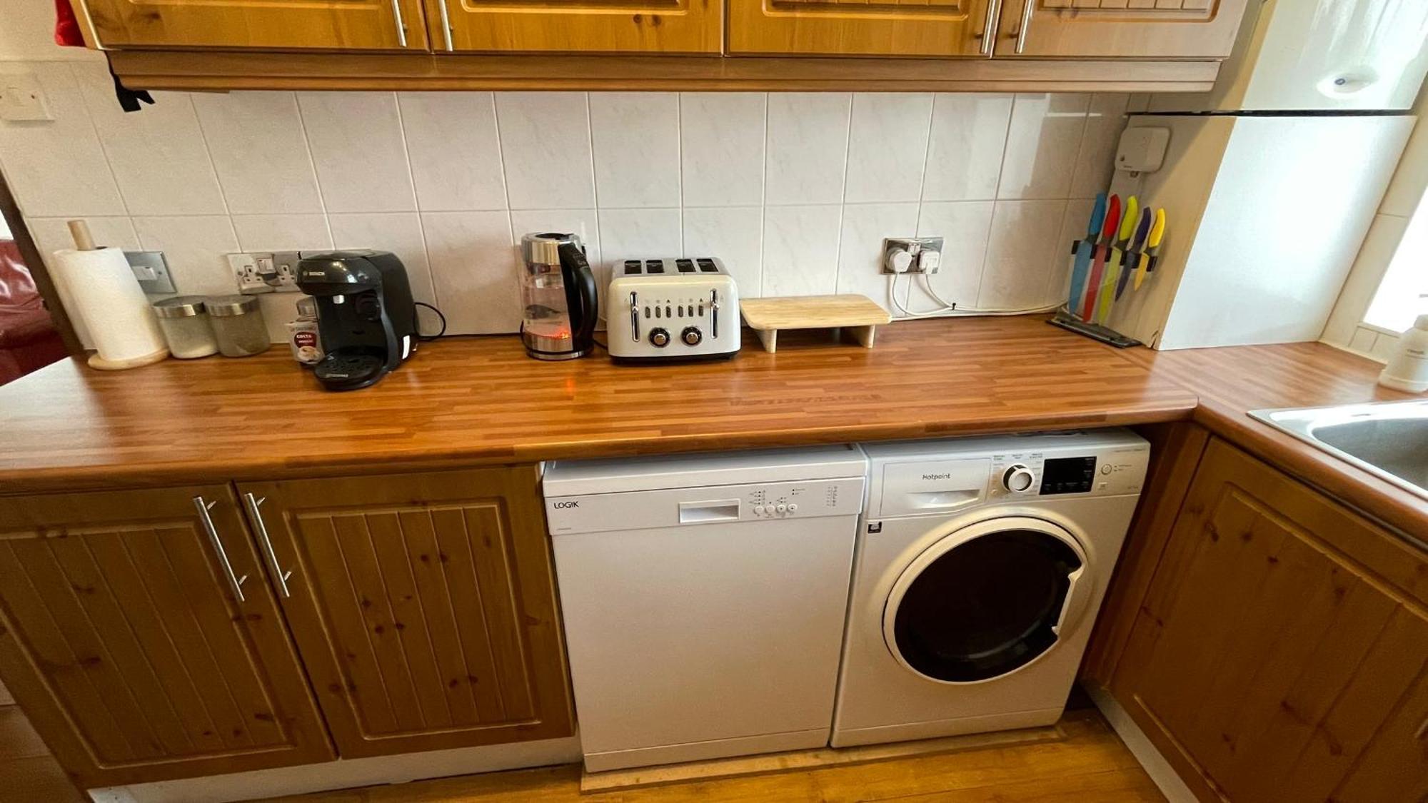 2 Bedrooms 2 Stations *