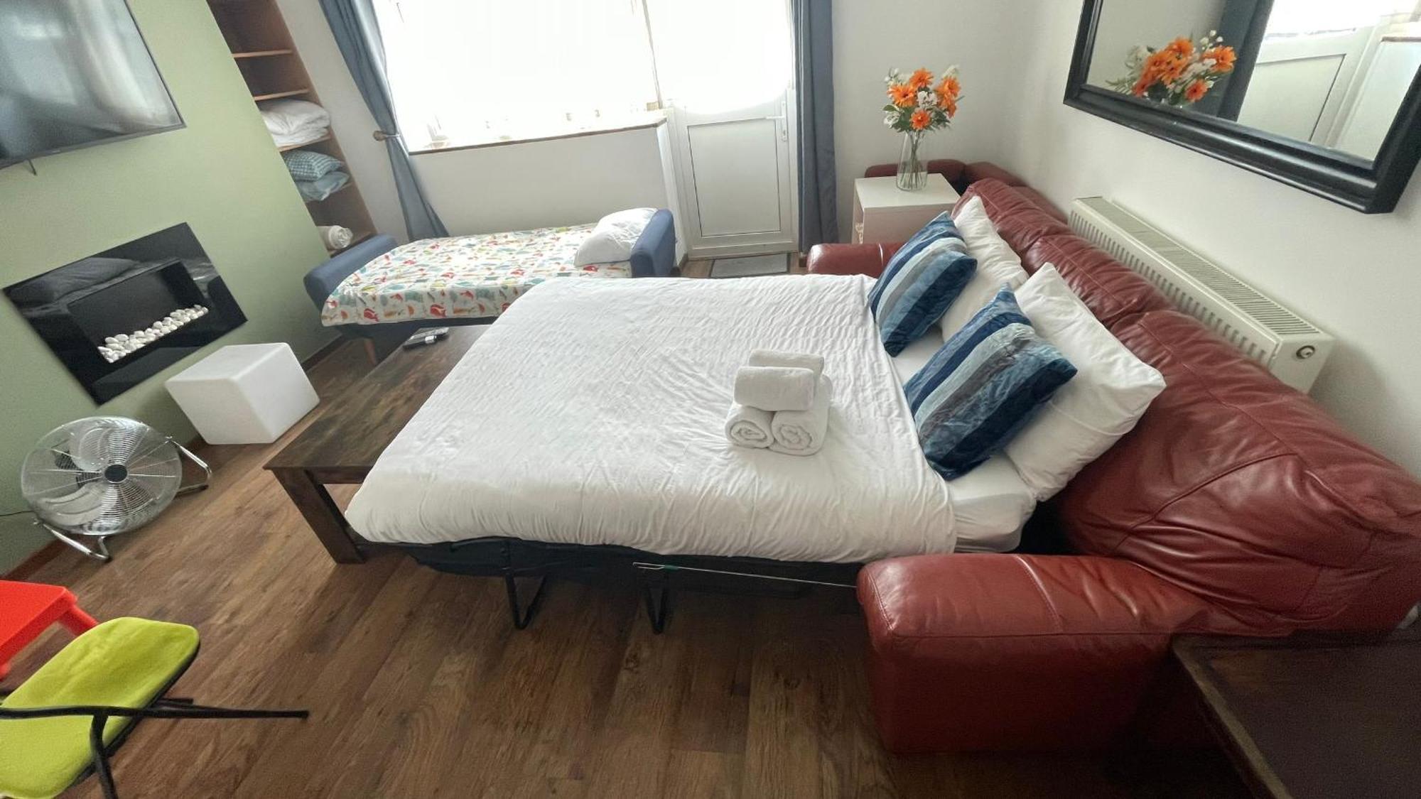 2 Bedrooms 2 Stations * London