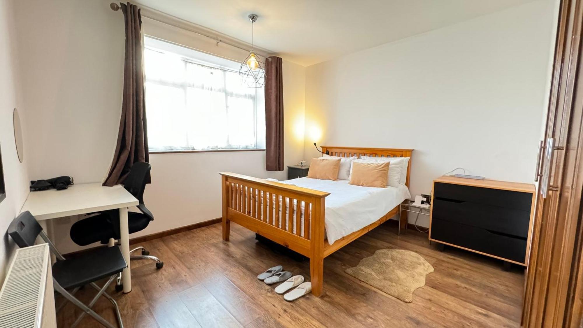 2 Bedrooms 2 Stations *