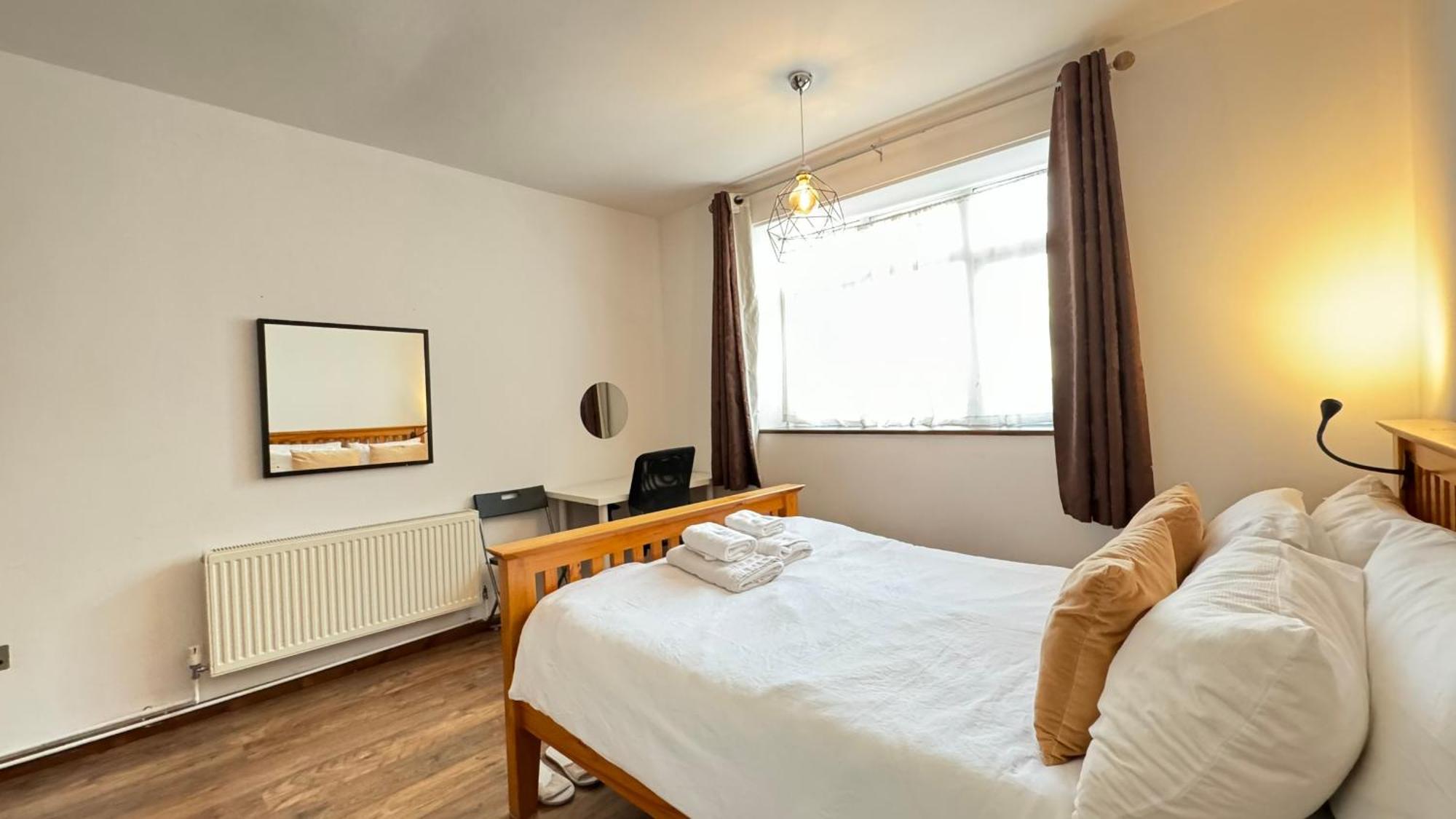 2 Bedrooms 2 Stations * London
