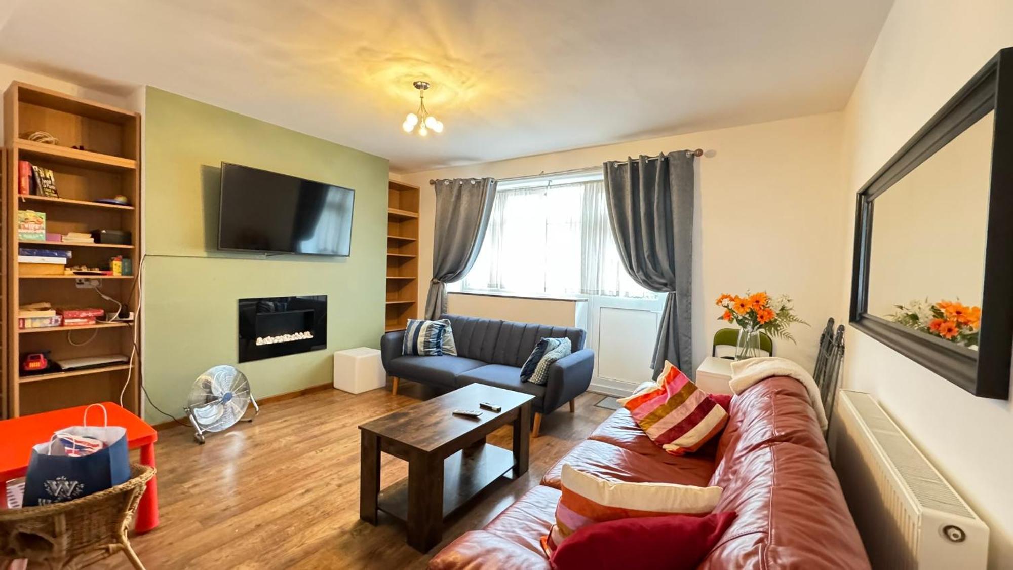 2 Bedrooms 2 Stations * London