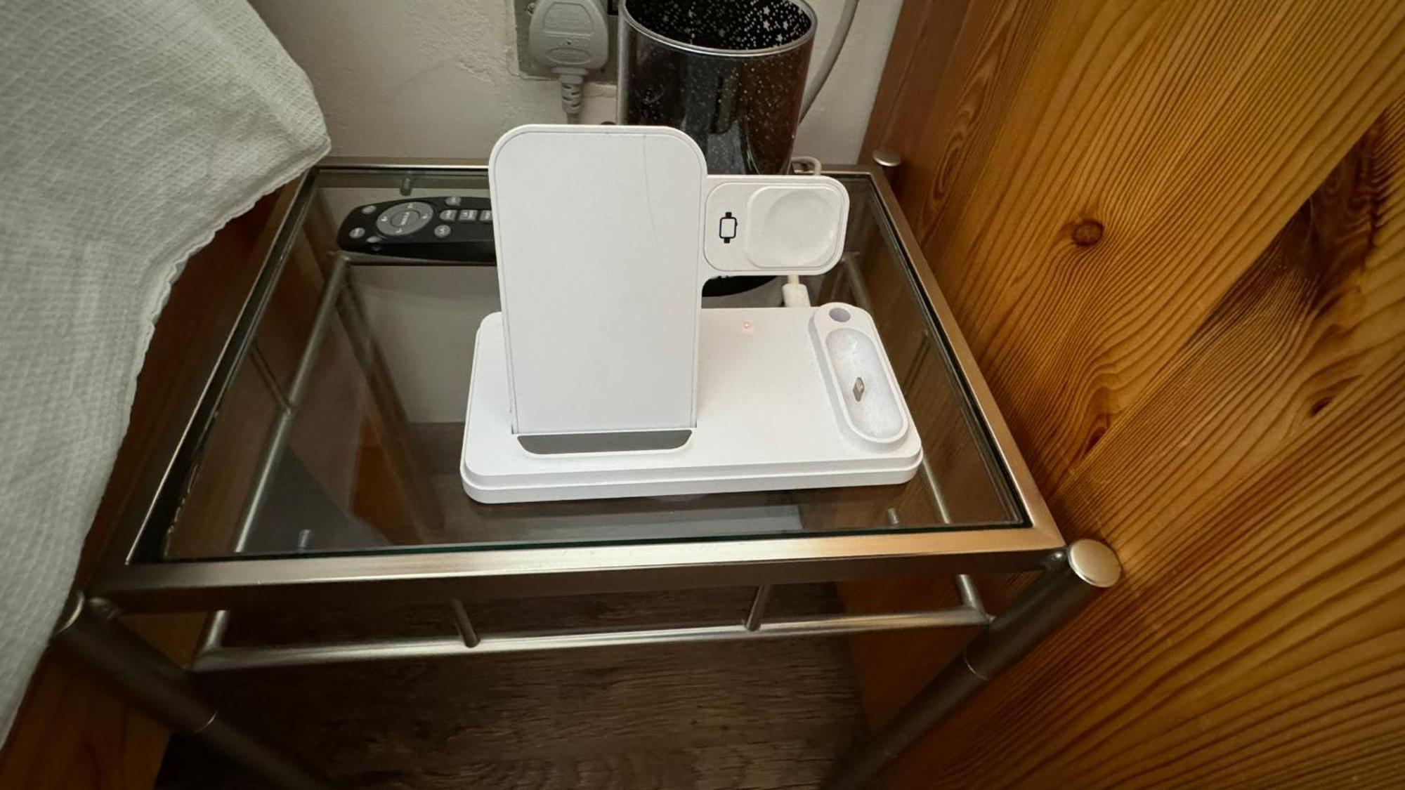 2 Bedrooms 2 Stations